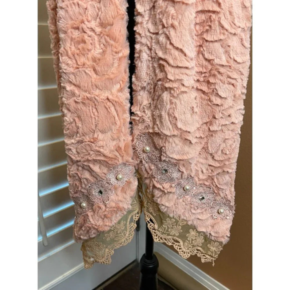 Chenille Style Faux Fur Scarf With Lace Pearl Detail Victorian NEW Dusty Rose #1 - Picture 2 of 5